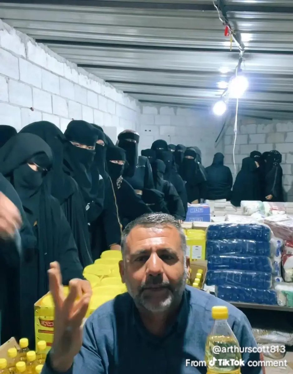 arthursmailusmc's tweet photo. @ObamasUrMoma @Georgestfloyd @elchicanomarine Hey retarded fvk!  Why doesn't this Muslim man have his head covered while all the women do?   You ever going to respond back to me or just lay there and bleed from being beat down? https://t.co/EYqkbu9BHM
