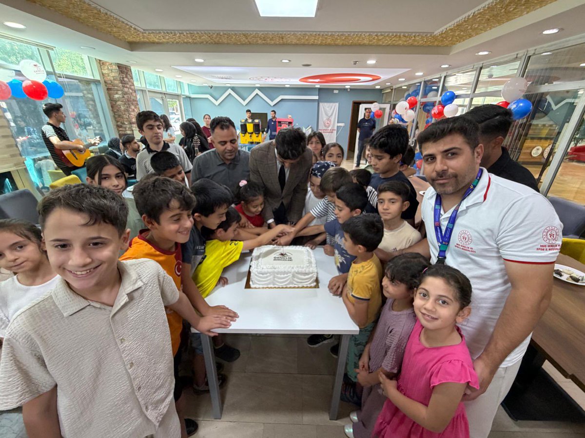Mus_GM's tweet photo. Yazın enerjisine muhteşem bir final yaptık! 🎉☀️
#GSBGençlikYazKulübü Kapanış Programımızda doyasıya eğlendik, güzel anılar biriktirdik ve dolu dolu geçen yazı hep birlikte taçlandırdık! 😊💙❤️📸

#GSBGM
@OA_BAK @gencliksporbak https://t.co/lx5uxMmyp8
