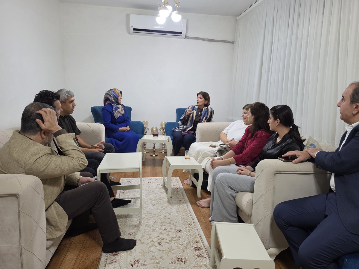 akpartidbakir's tweet photo. 📍Yenişehir

Milletvekilimiz Sayın Suna Kepolu Ataman, İl Başkan Vekilimiz Sayın Murat Beran Dilek, İl Başkanımızın kıymetli eşi Sayın Gülistan Kepolu Sümer, İl Başkan Yardımcılarımız Sayın Elif Ciniviz ve Sayın Mürsel Kikizade ile birlikte;

2014 yılında Erzurum’da şehadete ulaşan Başkomiser Şehit Feyzi Fidan’ın kıymetli ailesini ziyaret ettik.

Şehidimizin emaneti olan oğlunun da babasının izinden giderek polis olarak görev yapıyor olması bizler için ayrı bir gurur ve duygu vesilesi oldu.

Aziz şehidimizin hatırasını yaşatmak, kıymetli ailesinin hüznünü ve gururunu paylaşmak bizim için büyük bir sorumluluktur.

Rabbim şehidimize rahmet eylesin, makamını âli eylesin. 🇹🇷