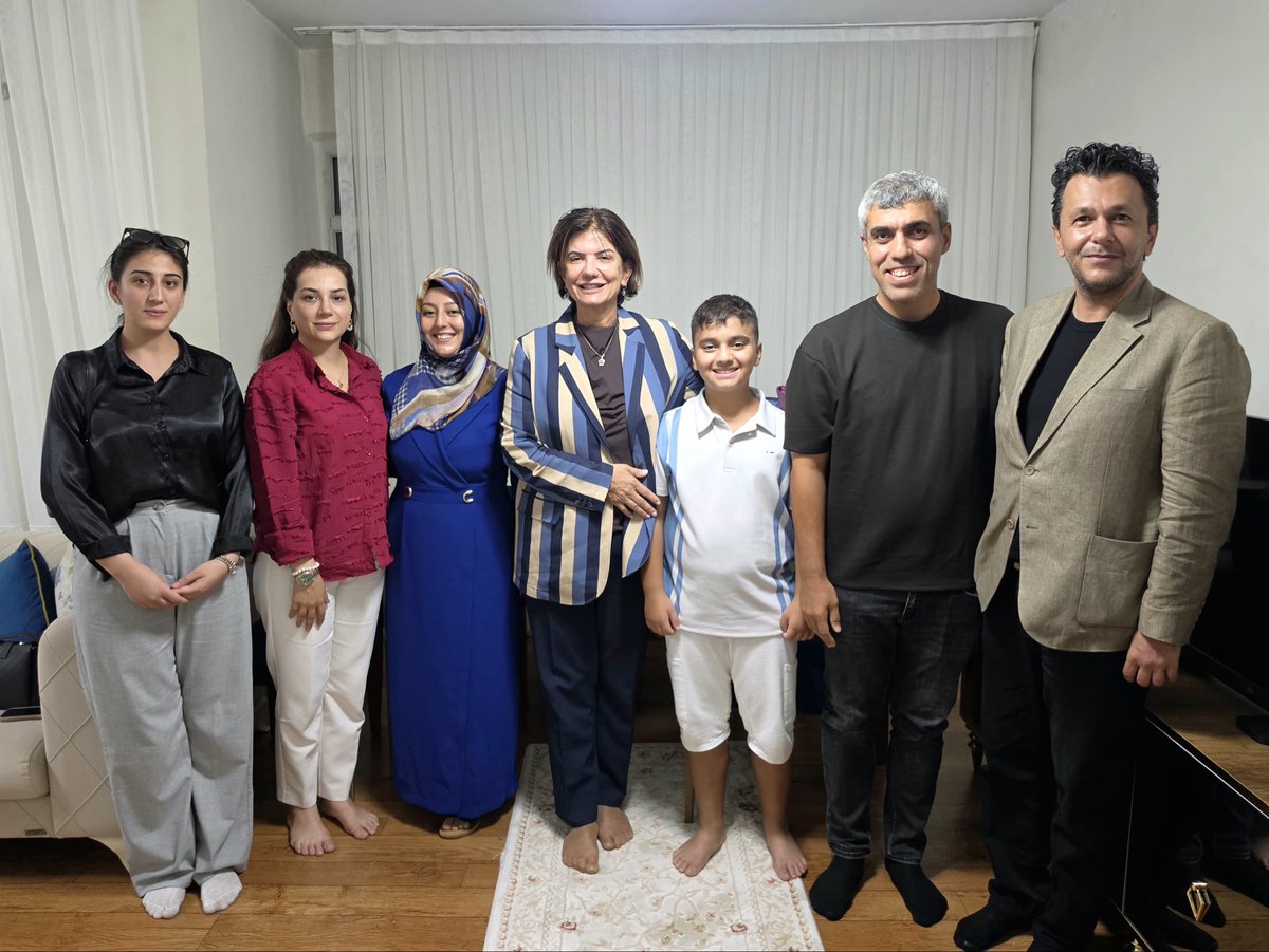 akpartidbakir's tweet photo. 📍Yenişehir

Milletvekilimiz Sayın Suna Kepolu Ataman, İl Başkan Vekilimiz Sayın Murat Beran Dilek, İl Başkanımızın kıymetli eşi Sayın Gülistan Kepolu Sümer, İl Başkan Yardımcılarımız Sayın Elif Ciniviz ve Sayın Mürsel Kikizade ile birlikte;

2014 yılında Erzurum’da şehadete ulaşan Başkomiser Şehit Feyzi Fidan’ın kıymetli ailesini ziyaret ettik.

Şehidimizin emaneti olan oğlunun da babasının izinden giderek polis olarak görev yapıyor olması bizler için ayrı bir gurur ve duygu vesilesi oldu.

Aziz şehidimizin hatırasını yaşatmak, kıymetli ailesinin hüznünü ve gururunu paylaşmak bizim için büyük bir sorumluluktur.

Rabbim şehidimize rahmet eylesin, makamını âli eylesin. 🇹🇷