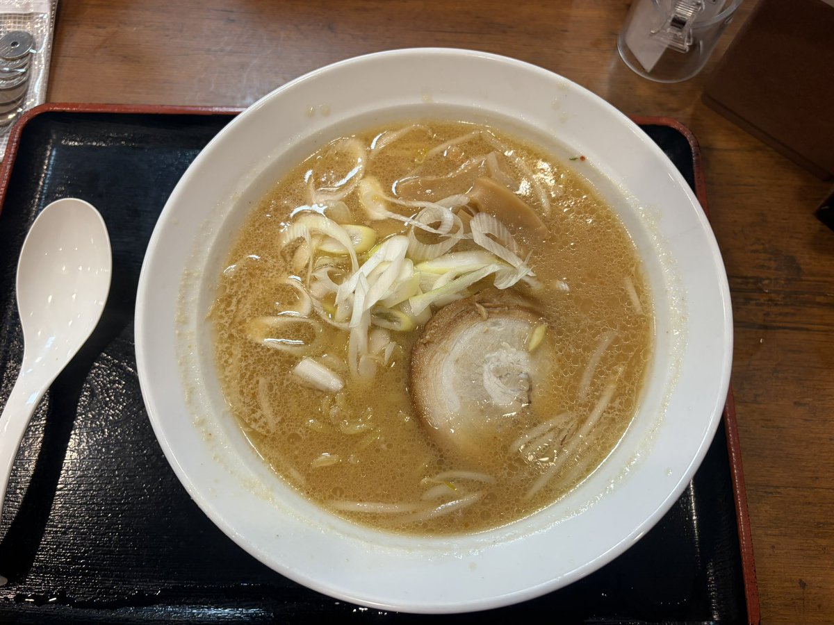 yadannakashima's tweet photo. 水ダウ・国道󠄀ラーメンマラソンありがとうございました‼️

・東京とんこつ 肉王@穴守稲荷
東京とんこつ󠄀ラーメン
臭みの無い濃度が高めの豚骨スープ！
タレ由来の甘味とのマッチングも良く、トッピングも多めで嬉しい！

・はま寿司@大鳥居
厳選素材の貝節塩󠄀ラーメン
貝の分厚い旨味に魚介の節もしっかり効かせ、鶏の下支えもある󠄀ラーメン専門店も顔負けのスープ！
中細麺との相性も良く、お寿司屋さんで食べた󠄀ラーメンで1番好み！

・壱鵠堂@糀谷
白味噌󠄀らーめん
鶏ガラベースのスープに味噌由来の甘味もあり、非常に食べやすい󠄀ラーメン！
営業時間の長さから企業努力も伺える！

恵比寿庵 @糀谷
らーめん
お蕎麦屋さんで出される本格的な󠄀ラーメン！
カエシの影響か、󠄀ラーメンではあるけど蕎麦っぽさも感じる！
サービスのざる蕎麦は笑いました😂