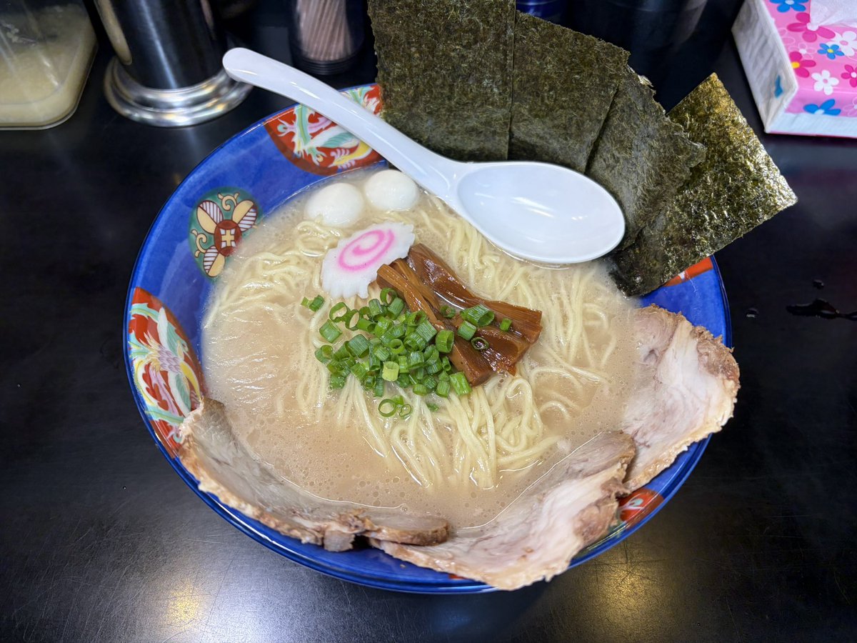 yadannakashima's tweet photo. 水ダウ・国道󠄀ラーメンマラソンありがとうございました‼️

・東京とんこつ 肉王@穴守稲荷
東京とんこつ󠄀ラーメン
臭みの無い濃度が高めの豚骨スープ！
タレ由来の甘味とのマッチングも良く、トッピングも多めで嬉しい！

・はま寿司@大鳥居
厳選素材の貝節塩󠄀ラーメン
貝の分厚い旨味に魚介の節もしっかり効かせ、鶏の下支えもある󠄀ラーメン専門店も顔負けのスープ！
中細麺との相性も良く、お寿司屋さんで食べた󠄀ラーメンで1番好み！

・壱鵠堂@糀谷
白味噌󠄀らーめん
鶏ガラベースのスープに味噌由来の甘味もあり、非常に食べやすい󠄀ラーメン！
営業時間の長さから企業努力も伺える！

恵比寿庵 @糀谷
らーめん
お蕎麦屋さんで出される本格的な󠄀ラーメン！
カエシの影響か、󠄀ラーメンではあるけど蕎麦っぽさも感じる！
サービスのざる蕎麦は笑いました😂