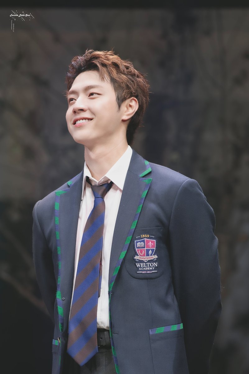 PerfectFor_pic's tweet photo. 260826 죽은 시인의 사회 커튼콜📚🌙

찰리 달튼 | 강준규 배우님

#죽은시인의사회 #강준규 #찰리 #죽시사 https://t.co/UB63WkJW7g