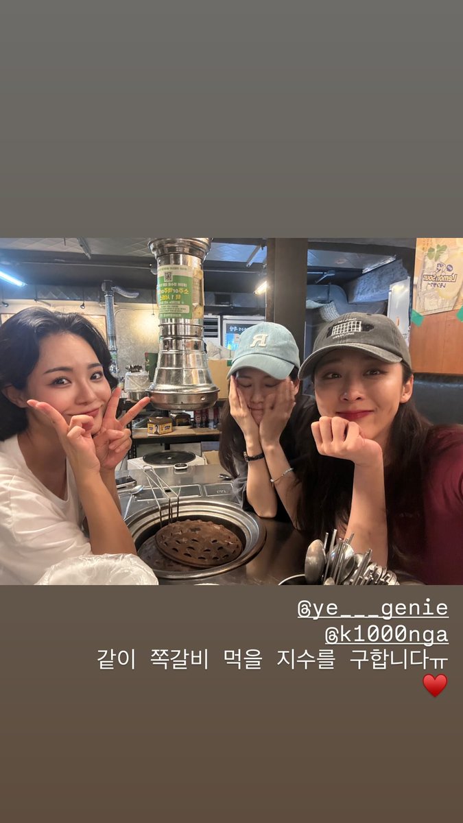 goyo_axe's tweet photo. 아니근데 이 네컷이 도서부 그자체야 걍 ㅜㅜ
지수 있는데 지수 찾는 명경이
틀린 거 알려주는 지수
그거 보고 깔깔 웃는 환희
(뒤늦게 소환되는 수영이) https://t.co/N0Svfi0dIc