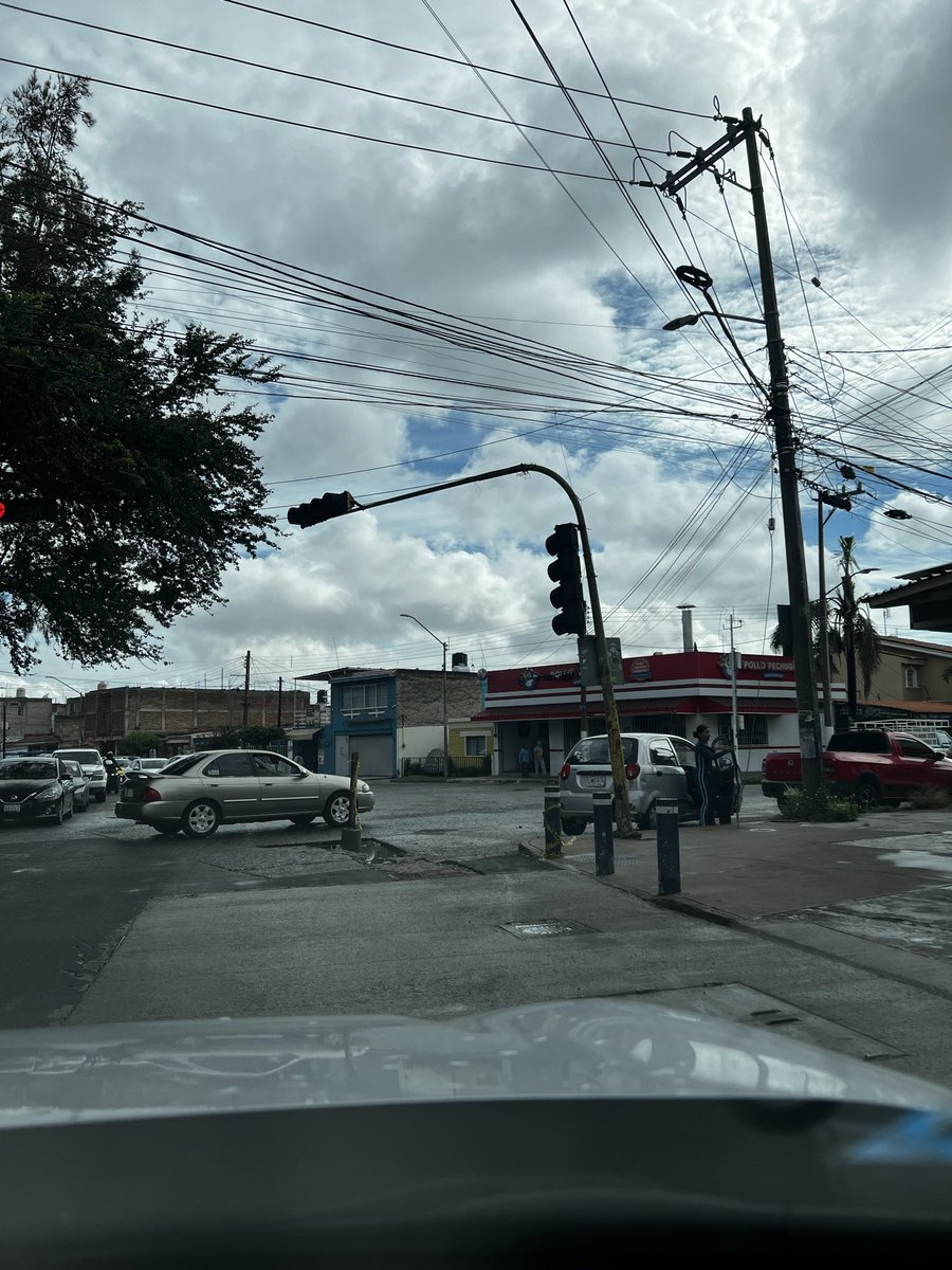 Roselilla's tweet photo. @VeroDelgadilloG @GuadalajaraGob  @BciudadanoGDL ¿será posible que nos reparen los baches de cada esquina de Manuel M Ponce en Guadalajara? Tenemos más de 1 mes con este en Medrano y Manuel M. Ponce https://t.co/wVvm5iIKsk