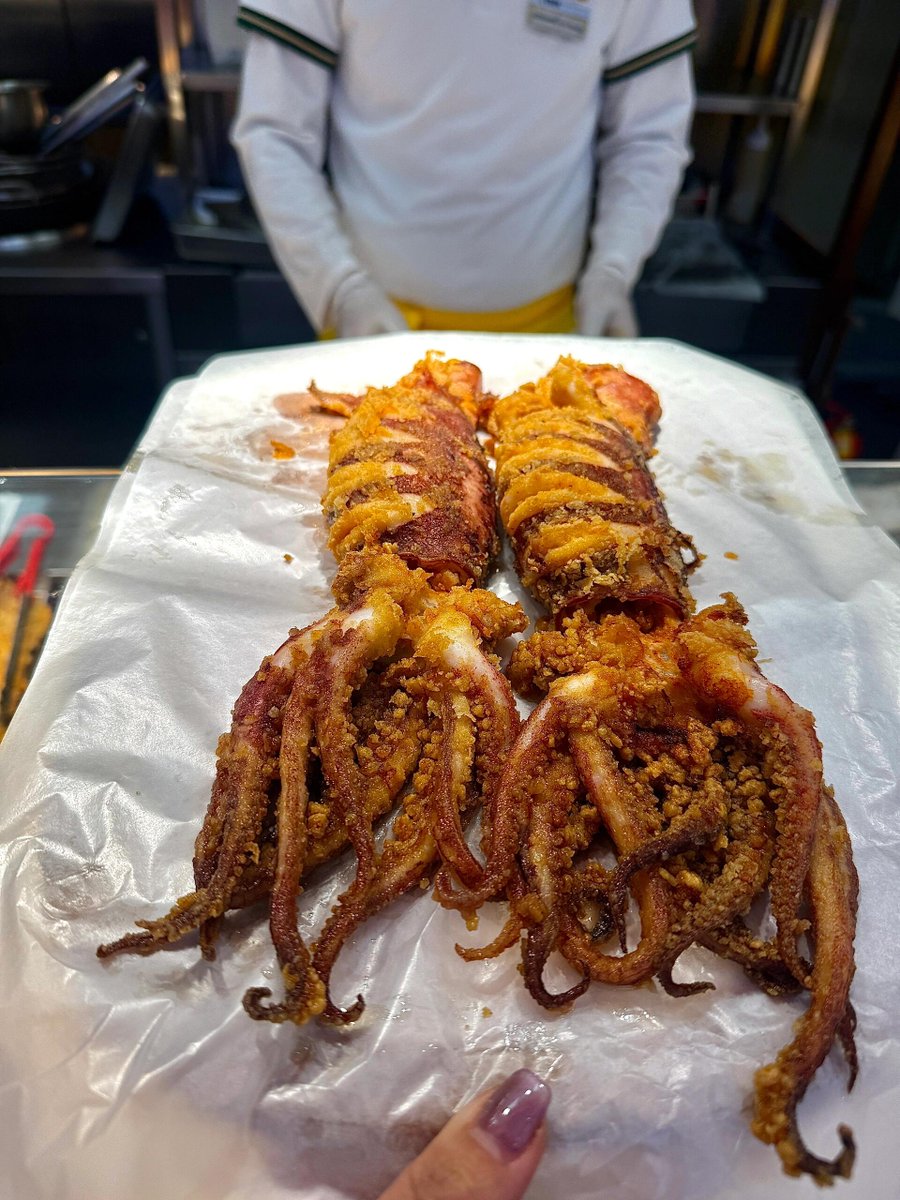 macyadav6's tweet photo. Craving the ultimate late-night bite! Warm crispy fried squid skewers with spicy chili flakes, sold from a corner street stall—pure street food joy on a cold night!， https://t.co/gWFI2yoSEd