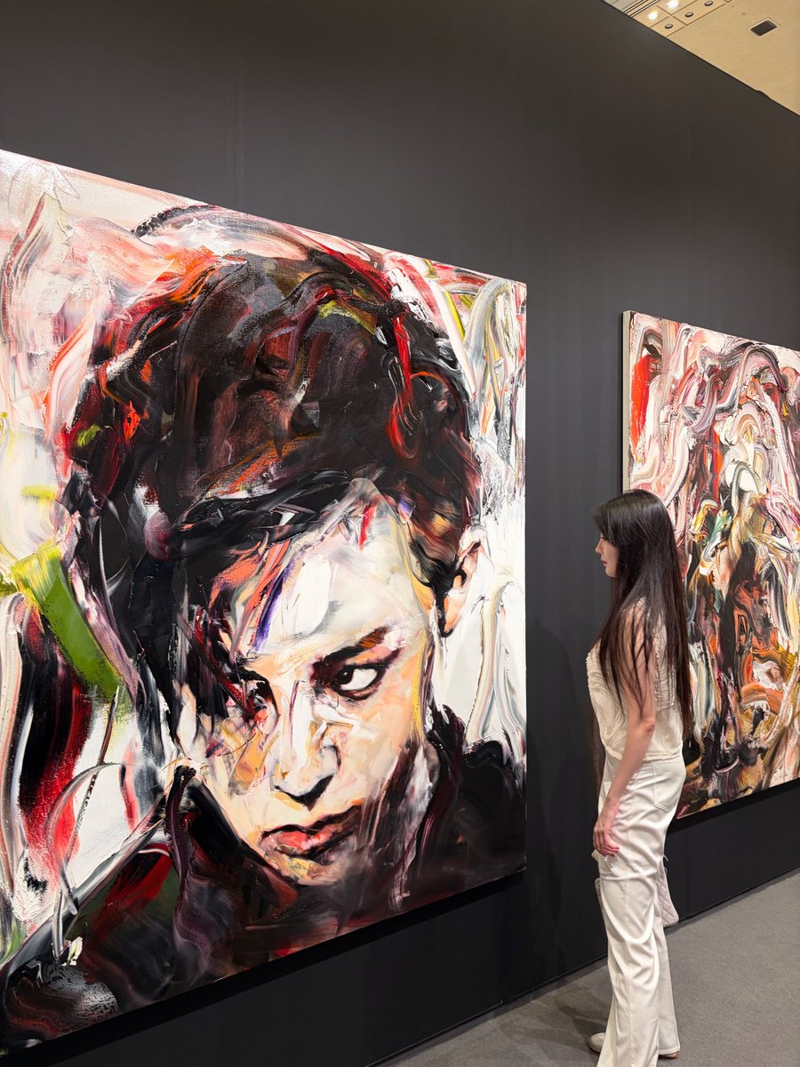 WhiteTamar1's tweet photo. Japanese painter Yukimasa Ida painting our #GDRAGON &amp; the giant artwork is presenting now in Frieze Seoul 2026 😍
Wow awesome artwork. Human art G-Dragon 🤗

(codenb_b) https://t.co/soRPgspmHh