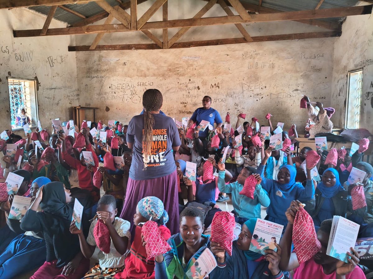 Khalsa_Aid's tweet photo. Our team is in #Malawi, Africa!
Distributing reusable sanitary kits to schoolgirls helping them to stay in school with dignity and comfort.
To donate click the link below:
https://t.co/WLgM8d2bcV
#PadThePath #KhalsaAid #Seva #Africa #Humanity https://t.co/qfrAm1PZy0