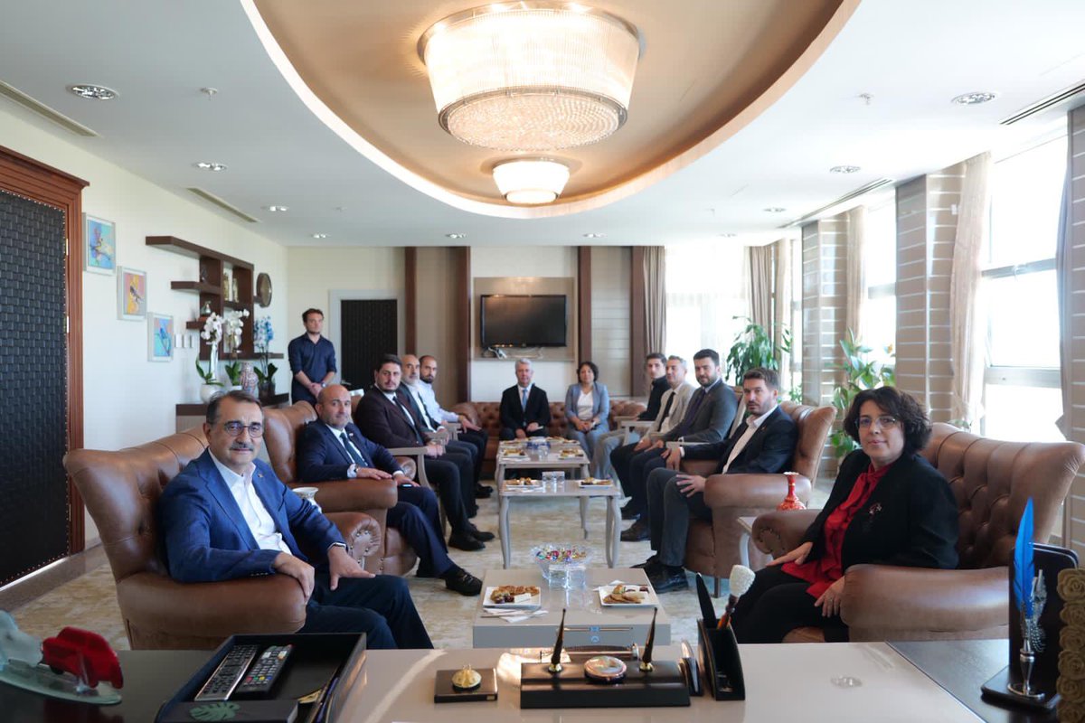 akgenceskisehir's tweet photo. Osmangazi Üniversitesi 📍

Şehrimizin değerli okullarından biri olan Osmangazi Üniversitesi’nin yeni Rektörü Sayın Prof. Dr. Emine Gümüşsoy Hanımefendi’ye Milletvekilimiz Fatih Dönmez,İl Başkanımız Gürhan Albayrak, İl Gençlik Kolları Başkanımız Cihan Birsen ve teşkilat mensuplarımız ile hayırlı olsun ziyaretinde bulunduk. 

Sayın Rektörümüze yeni görevinde başarılar diliyor, misafirperverlikleri için teşekkür ediyoruz 😊