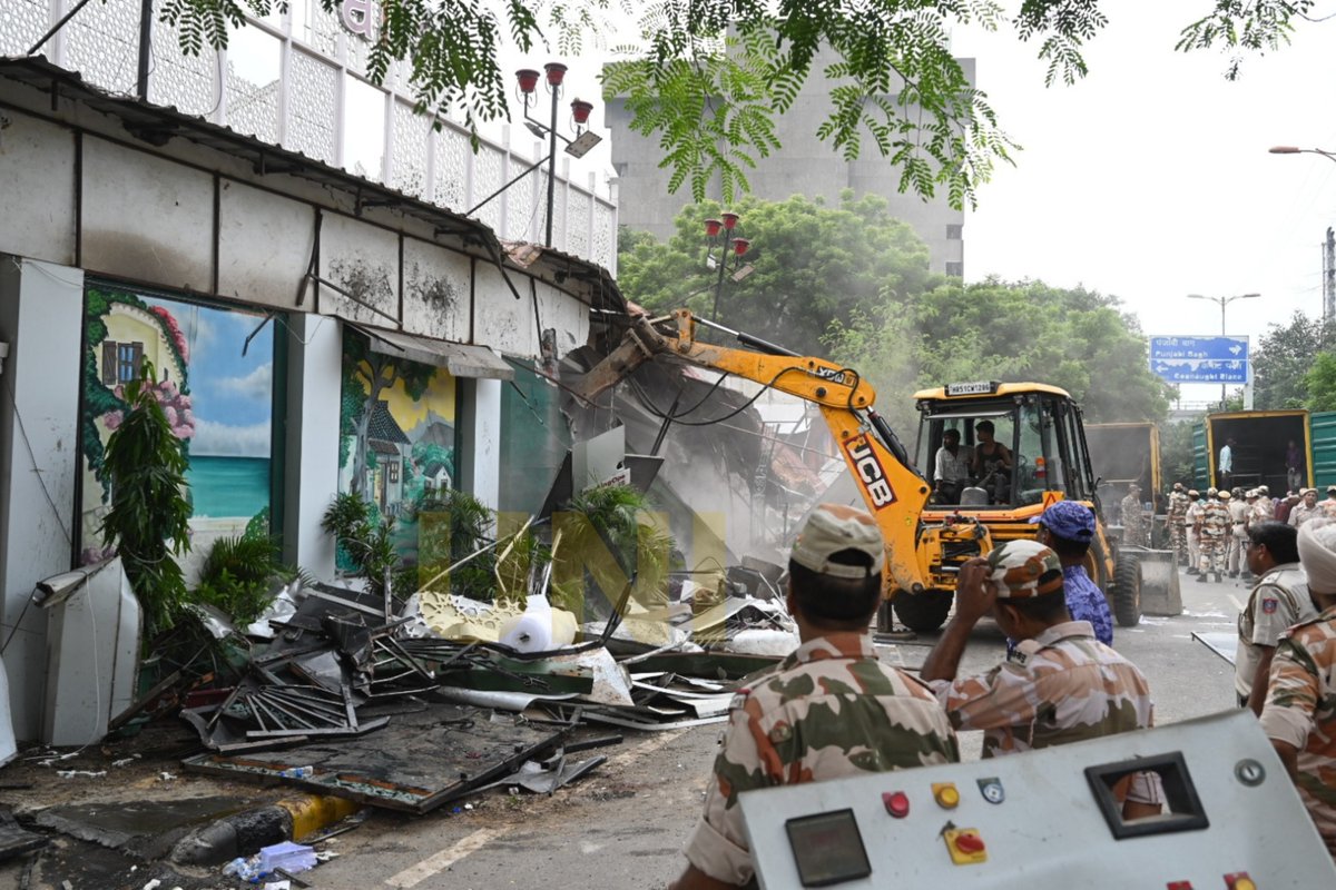 UNI_Photos's tweet photo. In Photos | DDA officials demolished the Alfa Garden banquet hall during a demolition drive in Prasad Nagar. The action was carried out following a court order to vacate DDA land in New Delhi on Wednesday (02/09).
ЁЯУ╕: Ritik Jain / UNI
#DDA | #DemolitionDrive | #PrasadNagar | #NewDelhi | #Delhi | #UNI