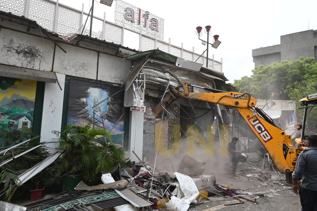 UNI_Photos's tweet photo. In Photos | DDA officials demolished the Alfa Garden banquet hall during a demolition drive in Prasad Nagar. The action was carried out following a court order to vacate DDA land in New Delhi on Wednesday (02/09).
ЁЯУ╕: Ritik Jain / UNI
#DDA | #DemolitionDrive | #PrasadNagar | #NewDelhi | #Delhi | #UNI