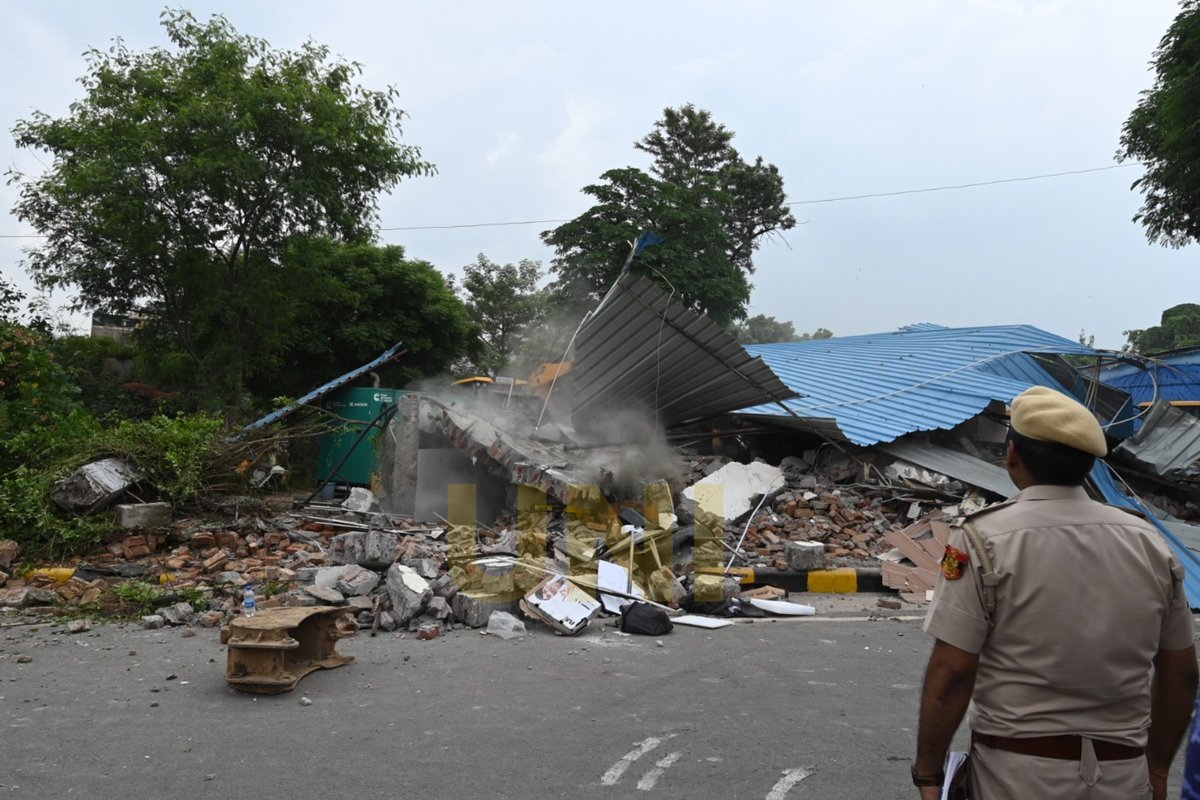 UNI_Photos's tweet photo. In Photos | DDA officials demolished the Alfa Garden banquet hall during a demolition drive in Prasad Nagar. The action was carried out following a court order to vacate DDA land in New Delhi on Wednesday (02/09).
ЁЯУ╕: Ritik Jain / UNI
#DDA | #DemolitionDrive | #PrasadNagar | #NewDelhi | #Delhi | #UNI