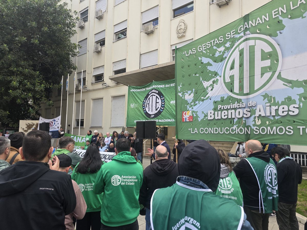 rodoaguiar's tweet photo. AHORA!!
ATE PROTESTÓ EN FABRICACIONES MILITARES PARA RECHAZAR SU INTENTO DE PRIVATIZACIÓN!! 

ESTÁN AVANZANDO HACIA SU COMPLETA EXTRANJERIZACIÓN!!

Pretender entregar el 51% DE LAS ACCIONES a EMPRESAS EXTRANJERAS es directamente avanzar en la completa extranjerización de las fábricas militares de nuestro país. Esto HIERE DE MUERTE a un sector que es ESTRATÉGICO para la defensa de nuestra nación y se traduce en una PÉRDIDA DE SOBERANÍA que será difícil de recuperar.
Las empresas ESTÁN EN CONDICIONES DE PRODUCIR y cuentan con trabajadores, pero eso al Gobierno no le interesa. Acá lo que ESTÁ EN JUEGO son las LICENCIAS y los SELLOS de Fabricaciones Militares que se quieren apoderar para poder vender luego en cualquier lugar del mundo.
Vamos a seguir resistiendo esta entrega del patrimonio nacional y si no frenan en su intento, EL CONFLICTO SE VA A PROFUNDIZAR!!