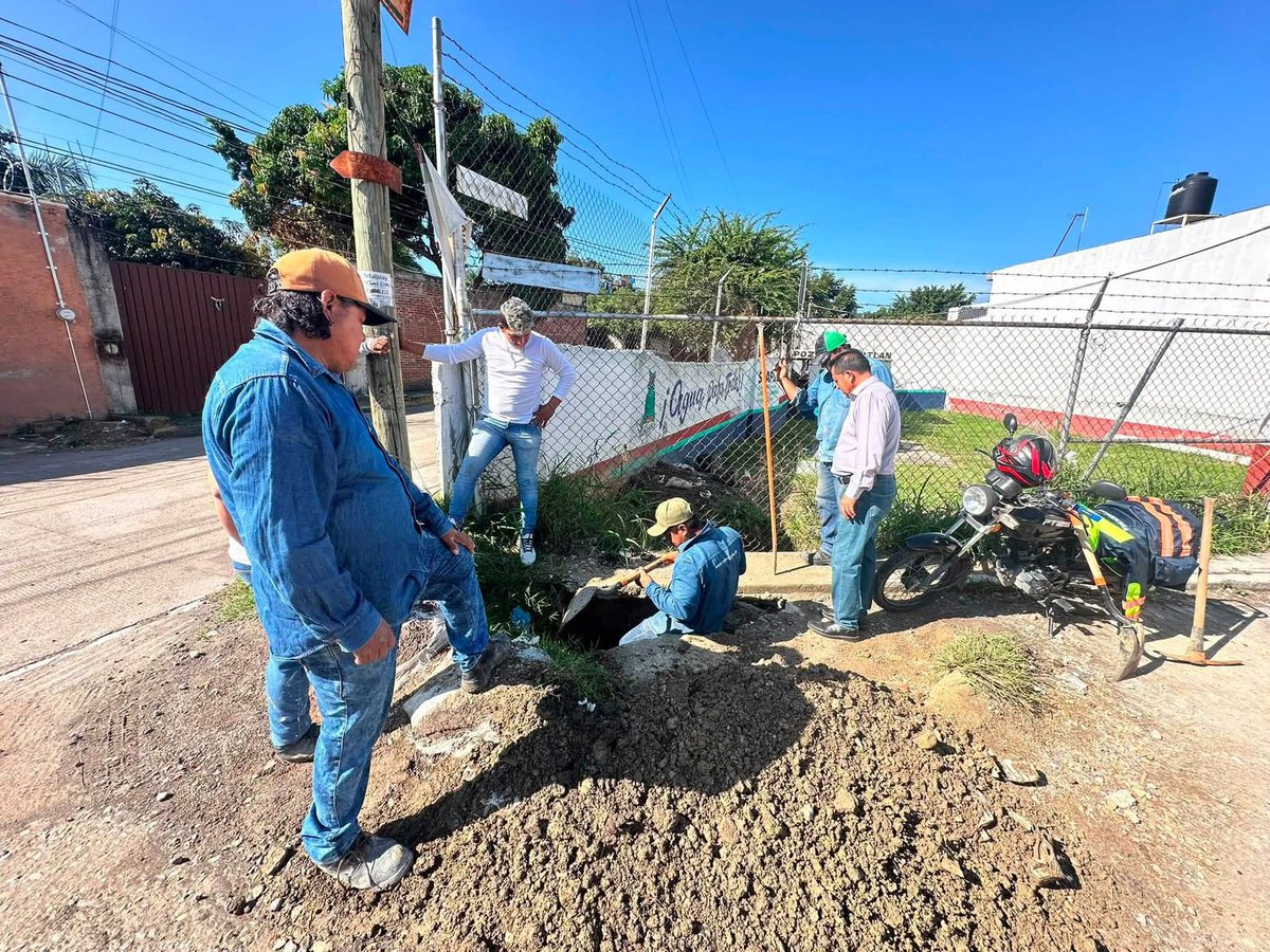 24_morelos's tweet photo. MEJORAN EL SUMINISTRO DE AGUA POTABLE EN UNA COLONIA DE JIUTEPEC
Para atender la falta de suministro en la zona, el personal del #SCAPSJ llevó a cabo trabajos de interconexión de la red de agua potable.
Con estas acciones se busca #mejorar el servicio, permitiendo que el agua llegue con mayor presión y de manera más constante a los hogares de la colonia.
El Gobierno Municipal de @Jiutepec_ continúa trabajando para #atender las demandas de la ciudadanía y mejorar los servicios.