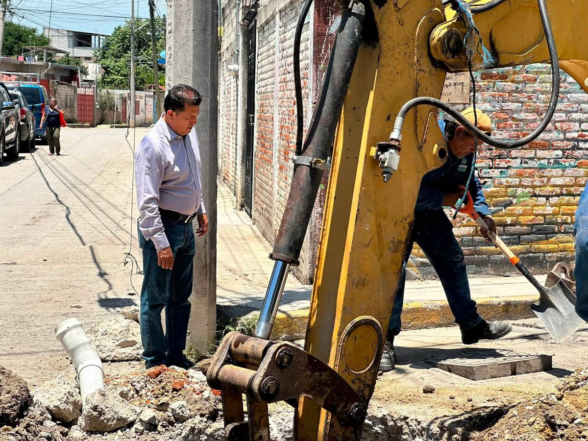 24_morelos's tweet photo. MEJORAN EL SUMINISTRO DE AGUA POTABLE EN UNA COLONIA DE JIUTEPEC
Para atender la falta de suministro en la zona, el personal del #SCAPSJ llevó a cabo trabajos de interconexión de la red de agua potable.
Con estas acciones se busca #mejorar el servicio, permitiendo que el agua llegue con mayor presión y de manera más constante a los hogares de la colonia.
El Gobierno Municipal de @Jiutepec_ continúa trabajando para #atender las demandas de la ciudadanía y mejorar los servicios.
