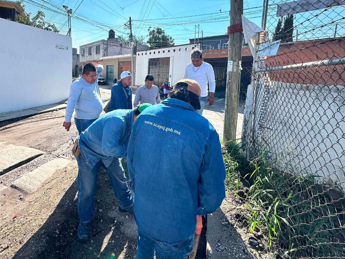 24_morelos's tweet photo. MEJORAN EL SUMINISTRO DE AGUA POTABLE EN UNA COLONIA DE JIUTEPEC
Para atender la falta de suministro en la zona, el personal del #SCAPSJ llevó a cabo trabajos de interconexión de la red de agua potable.
Con estas acciones se busca #mejorar el servicio, permitiendo que el agua llegue con mayor presión y de manera más constante a los hogares de la colonia.
El Gobierno Municipal de @Jiutepec_ continúa trabajando para #atender las demandas de la ciudadanía y mejorar los servicios.