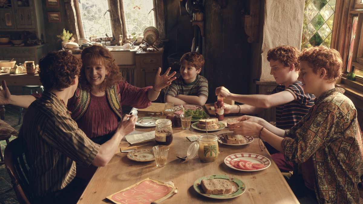 HPTVNews's tweet photo. 📷Harry Potter and the Philosopher's Stone | Episode Stills | Season 1 #HarryPotter

Ruari Spooner, Katherine Parkinson, Alastair Stout, Tristan Harland, Gabriel Harland https://t.co/2dSDkv0asa
