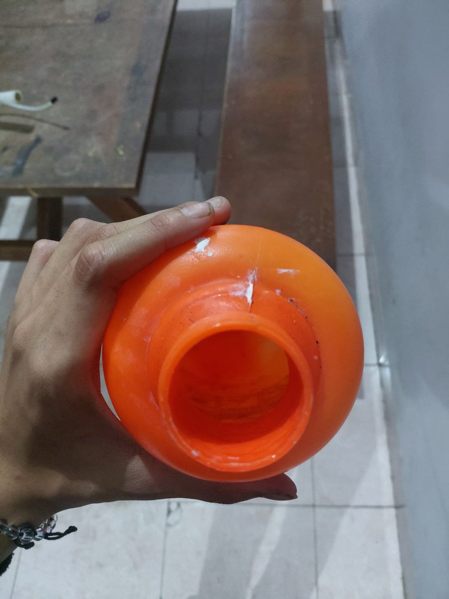 trunotittari's tweet photo. https://t.co/nVNA8JQQZX Halo teman2 semua, yuk bantu report video dari humas polda diy ini rame2 karena ini salah banget informasinya, kita medis gapernah bawa pepper spray tapi itu cairan mylanta yg fungsinya untuk bersihin luka atau gas air mata atau pepper spray itu sendiri https://t.co/LN9jfDgjpy
