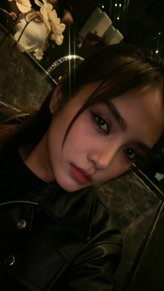 8loodberry's tweet photo. [QUEER FRIENDSHIP APPLICATION]
name: ghita (yes! H nya ga dibaca &amp; ga punya fungsi jg)
age: 20-something, detailnya classified
occupation: professional spender with a day job
zodiac: ♍️obvi
height: fun-sized
hobby: coffee runs
funfact: my brain randomly stops processing..🧍🏻‍♀️ https://t.co/JwEahQd4hn