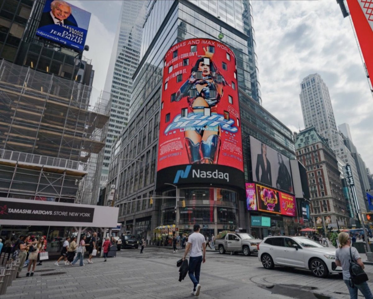 accesskatyperry's tweet photo. Katy Perry: The Lifetimes Tour live from Paris ♾️

📍Times Square https://t.co/c5i8EJFxsZ