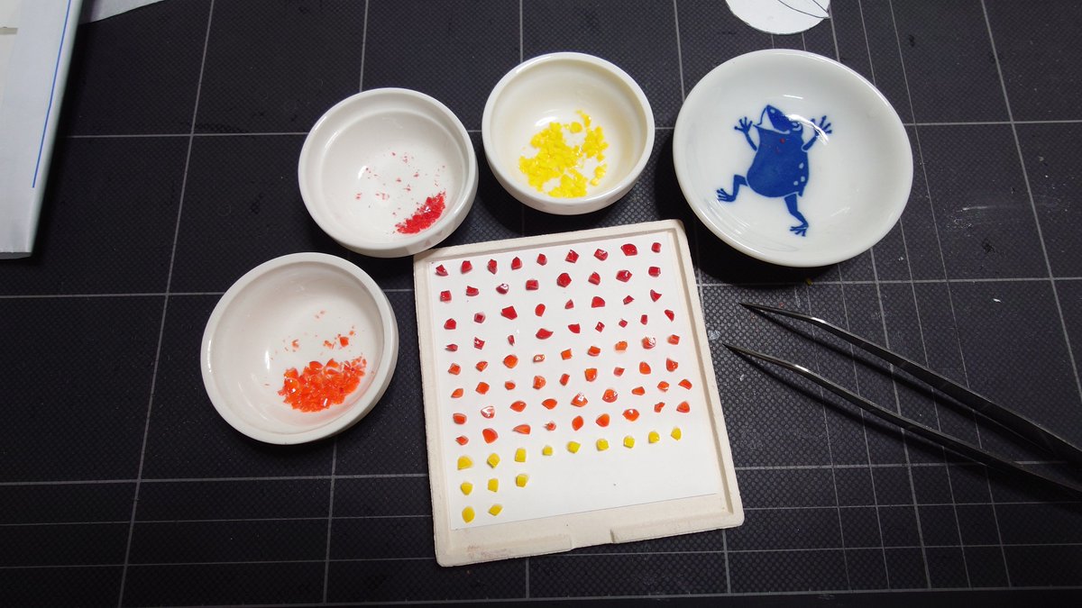 HureshumaReiko's tweet photo. 赤い樹の実（ナナカマドのつもり…）をくわえたヒヨドリ。
赤い実はガラスで作って、ちょっとリアル感を。
来週10日から開幕する #わくわく野鳥博 in 横浜に出品予定です。 https://t.co/IAkJpSjJXc