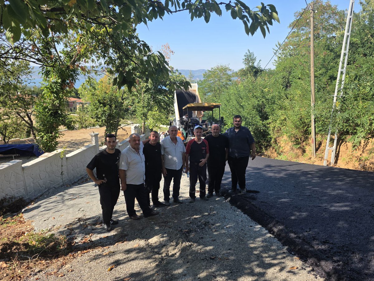 ak_sapanca's tweet photo. 📍 İlmiye Mahallemizde Asfalt Çalışmaları Başladı 🚧

Sakarya Büyükşehir Belediyemiz tarafından İlmiye Mahallemizde asfalt çalışmaları başladı.

Mahallemizin ulaşım konforunu artıracak, yollarımızı daha güvenli ve modern hale getirecek çalışmaların İlmiye’mize ve hemşehrilerimize hayırlı olmasını diliyoruz.

Sapanca’mıza verdiği destek ve hizmetler için Sakarya Büyükşehir Belediye Başkanımız Yusuf Alemdar’a teşekkür ediyoruz.

Sapanca’mız için durmadan, yorulmadan çalışıyoruz. 🧡

@sbYusufAlemdar @Sakaryabld