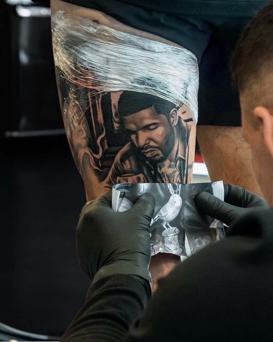 Tattsbyphoenix's tweet photo. A Sleeve Shouldn’t Look Like Stickers

Added this Drake portrait to a leg sleeve for my bro

To book your next tattoo text > https://t.co/Wx7qdgfPyx https://t.co/7D0MtQ211g