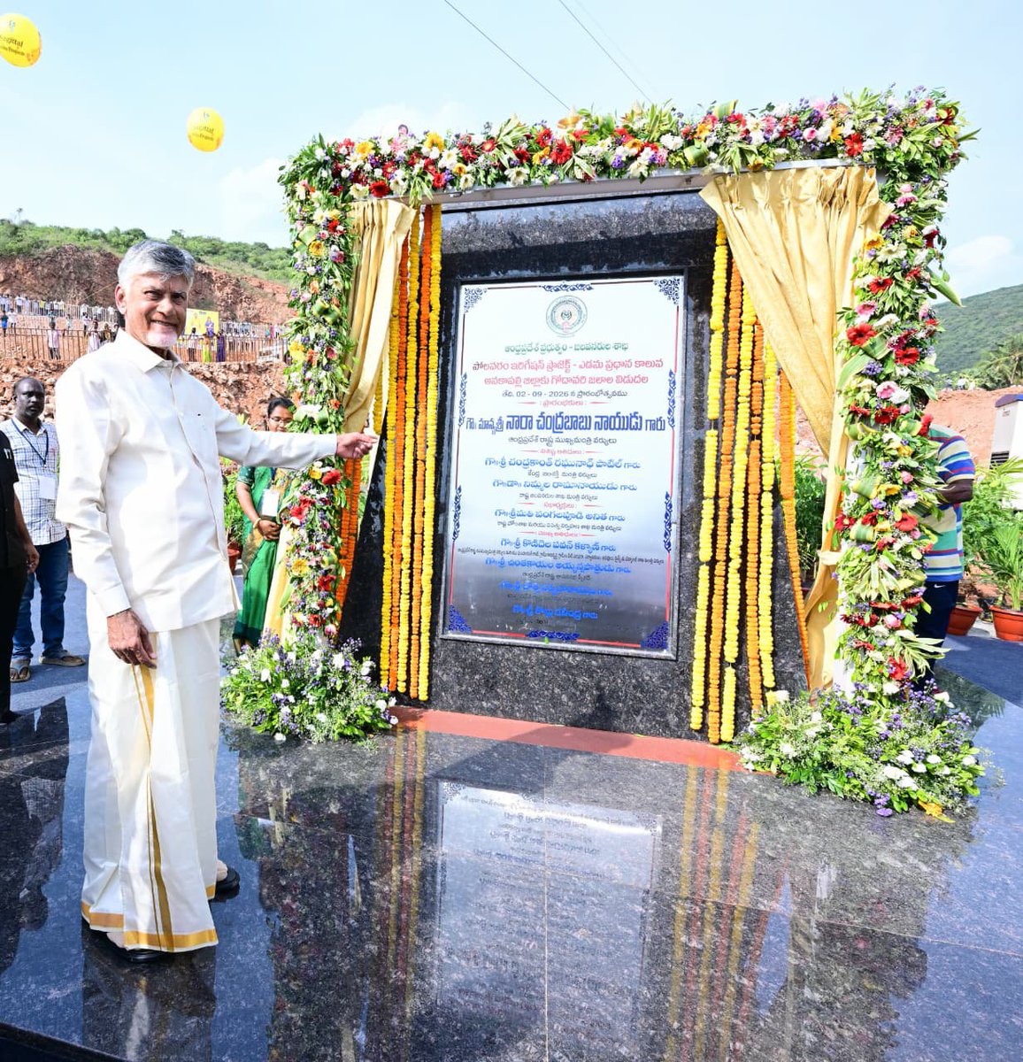 ncbn's tweet photo. అదే సంతోషం...అదే భావోద్వేగం! 

నిన్న మార్కాపురంలో బిరబిరా కృష్ణమ్మ... నేడు అనకాపల్లిలో గలగలా గోదారమ్మ... రైతుల జీవితాల్లో వెలుగులు నింపేందుకు జీవనదుల పరవళ్లు ఎనలేని సంతోషాన్ని, సంతృప్తిని కలిగించాయి. అనకాపల్లి జిల్లా పాయకరావుపేట వద్ద పోలవరం ఎడమ ప్రధాన కాలువ ద్వారా ఉత్తరాంధ్రకు చేరిన గోదావరి జలాలకు జల హారతి ఇచ్చి ప్రణమిల్లాను. రాష్ట్రాన్ని చల్లగా చూడమని ప్రార్థించాను. కృష్ణా, గోదావరి సహా రాష్ట్రంలో శ్రీకాకుళం నుంచి చిత్తూరు వరకు అన్ని నదులను అనుసంధానం చేసి తెలుగు తల్లికి జలహారతి ఇస్తాను. అందుకు అవసరమైన శక్తిని ప్రసాదించమని గంగమ్మ తల్లిని కోరుకున్నాను.
#WaterToUttarandhra 
#PolavaramLeftMainCanal 
#UttarandhraKalalakuRekkalu