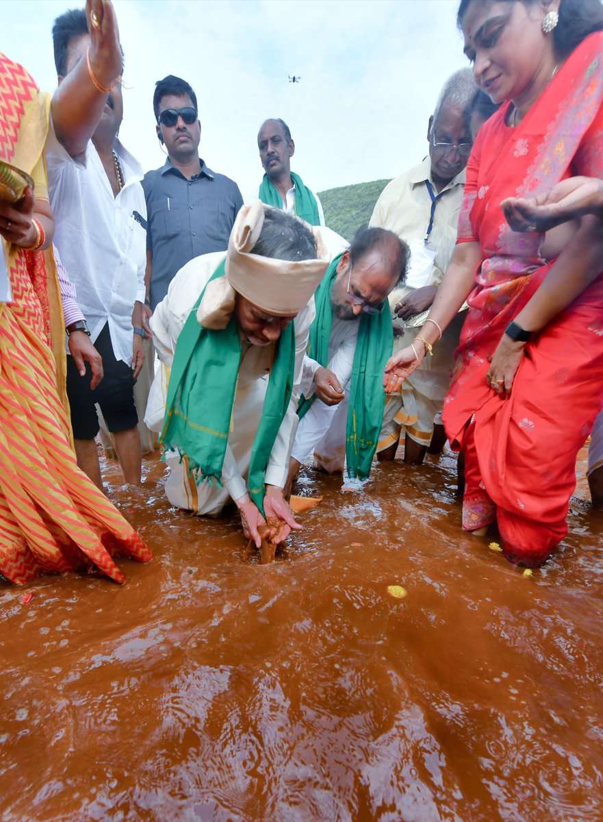 ncbn's tweet photo. అదే సంతోషం...అదే భావోద్వేగం! 

నిన్న మార్కాపురంలో బిరబిరా కృష్ణమ్మ... నేడు అనకాపల్లిలో గలగలా గోదారమ్మ... రైతుల జీవితాల్లో వెలుగులు నింపేందుకు జీవనదుల పరవళ్లు ఎనలేని సంతోషాన్ని, సంతృప్తిని కలిగించాయి. అనకాపల్లి జిల్లా పాయకరావుపేట వద్ద పోలవరం ఎడమ ప్రధాన కాలువ ద్వారా ఉత్తరాంధ్రకు చేరిన గోదావరి జలాలకు జల హారతి ఇచ్చి ప్రణమిల్లాను. రాష్ట్రాన్ని చల్లగా చూడమని ప్రార్థించాను. కృష్ణా, గోదావరి సహా రాష్ట్రంలో శ్రీకాకుళం నుంచి చిత్తూరు వరకు అన్ని నదులను అనుసంధానం చేసి తెలుగు తల్లికి జలహారతి ఇస్తాను. అందుకు అవసరమైన శక్తిని ప్రసాదించమని గంగమ్మ తల్లిని కోరుకున్నాను.
#WaterToUttarandhra 
#PolavaramLeftMainCanal 
#UttarandhraKalalakuRekkalu