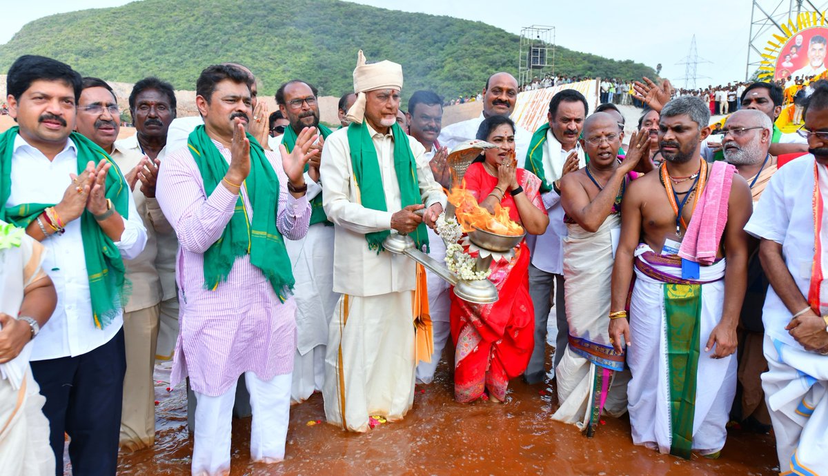 ncbn's tweet photo. అదే సంతోషం...అదే భావోద్వేగం! 

నిన్న మార్కాపురంలో బిరబిరా కృష్ణమ్మ... నేడు అనకాపల్లిలో గలగలా గోదారమ్మ... రైతుల జీవితాల్లో వెలుగులు నింపేందుకు జీవనదుల పరవళ్లు ఎనలేని సంతోషాన్ని, సంతృప్తిని కలిగించాయి. అనకాపల్లి జిల్లా పాయకరావుపేట వద్ద పోలవరం ఎడమ ప్రధాన కాలువ ద్వారా ఉత్తరాంధ్రకు చేరిన గోదావరి జలాలకు జల హారతి ఇచ్చి ప్రణమిల్లాను. రాష్ట్రాన్ని చల్లగా చూడమని ప్రార్థించాను. కృష్ణా, గోదావరి సహా రాష్ట్రంలో శ్రీకాకుళం నుంచి చిత్తూరు వరకు అన్ని నదులను అనుసంధానం చేసి తెలుగు తల్లికి జలహారతి ఇస్తాను. అందుకు అవసరమైన శక్తిని ప్రసాదించమని గంగమ్మ తల్లిని కోరుకున్నాను.
#WaterToUttarandhra 
#PolavaramLeftMainCanal 
#UttarandhraKalalakuRekkalu