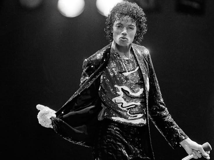 mjoriginalss's tweet photo. Billie Jean, Victory Tour, 1984. https://t.co/s4cbts7q6A
