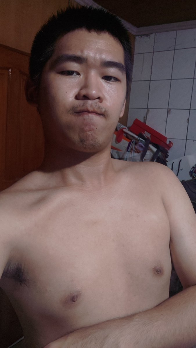Beck650507's tweet photo. 神奇的角度拍攝，躺好在床上了
後兩張單純是給各位看我的毛量很多
好齁喔🥵🥵 https://t.co/lfWplcNDxJ