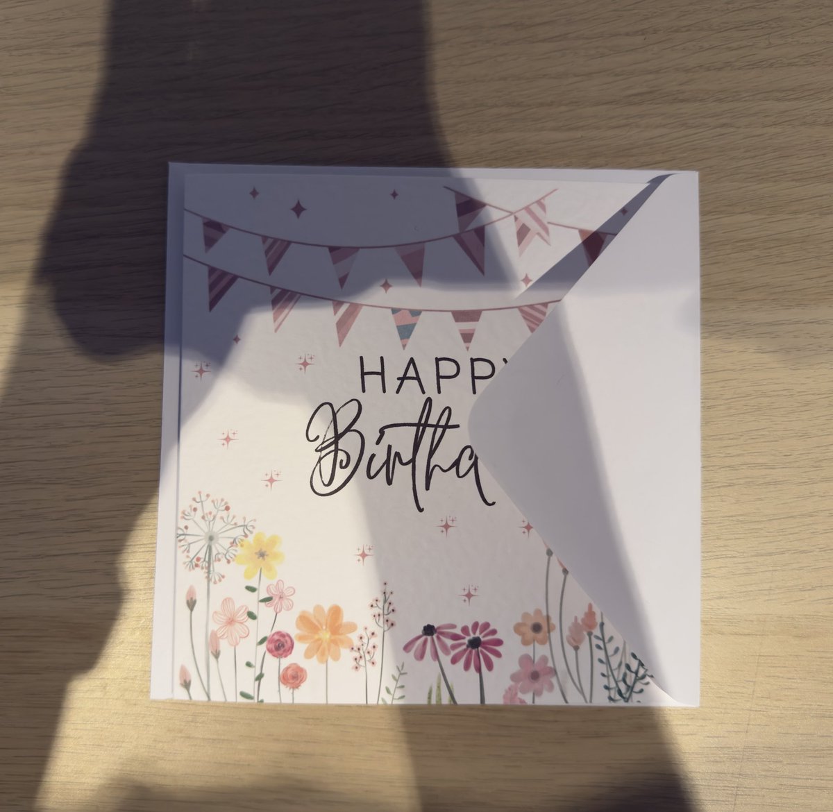 MadeByAHM's tweet photo. 🌸 A pretty birthday card made to make someone smile! Featuring delicate wildflowers, soft pink bunting and a beautiful hammered-card texture. 6 x 6 inches, blank inside for your own message. Shop yours here: https://t.co/WF5geurcCA #BirthdayCard #FloralCard #Etsy #SmallBusiness https://t.co/aINLoUwyUS