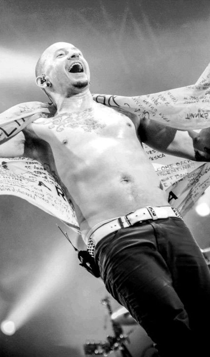 simsim3201976's tweet photo. Smile for Chester 😁 https://t.co/4ijf6sbkMF