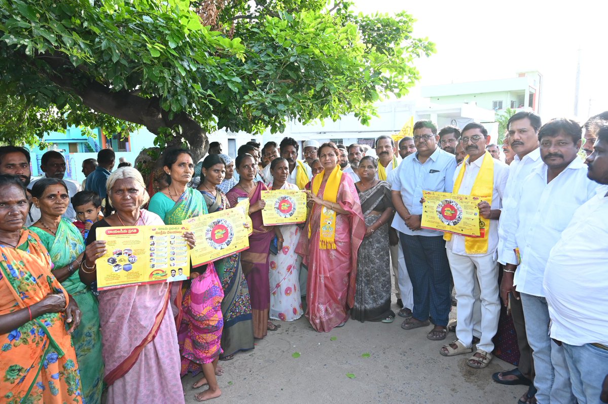 Gowru_charitha's tweet photo. పాణ్యం మండలం బలపనూరు, కౌలూరు గ్రామాల్లో ‘రెండేళ్ల నమ్మకం – అభివృద్ధి, సంక్షేమం’ కార్యక్రమంలో భాగంగా అభివృద్ధి పనులను ప్రారంభించడం సంతోషంగా ఉంది.బలపనూరులో రూ.20 లక్షలతో పూర్తైన సీసీ రోడ్డు, డ్రెయినేజీ పనులు,  కౌలూరులో రూ.2 లక్షలతో గోకులం షెడ్డు, రూ.20 లక్షలతో చేపట్టనున్న సీసీ రోడ్లు, డ్రెయినేజీ పనులకు శిలాఫలకాలను ఆవిష్కరించాను. 

అనంతరం ఇంటింటి ప్రచారం నిర్వహించి ప్రభుత్వం రెండేళ్లలో అమలు చేసిన అభివృద్ధి, సంక్షేమ పథకాలను ప్రజలకు వివరించాను. ప్రజల సమస్యలు, అభిప్రాయాలను తెలుసుకున్నాను. కార్యక్రమంలో కూటమి నాయకులు, కార్యకర్తలు పాల్గొన్నారు.

#IntintikiTeluguDesam 
#2YrsOfTrustDevelopmentWelfare  
#IdhiManchiPrabhutvam 
#GowruCharithaReddy 
#PanyamMLA