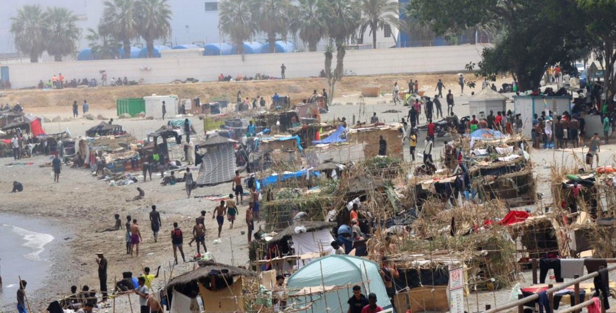 JosemaVallejo's tweet photo. Solo el socialismo podía convertir una playa estupenda en la orilla del Ganges. https://t.co/ap3Lxfn4kt