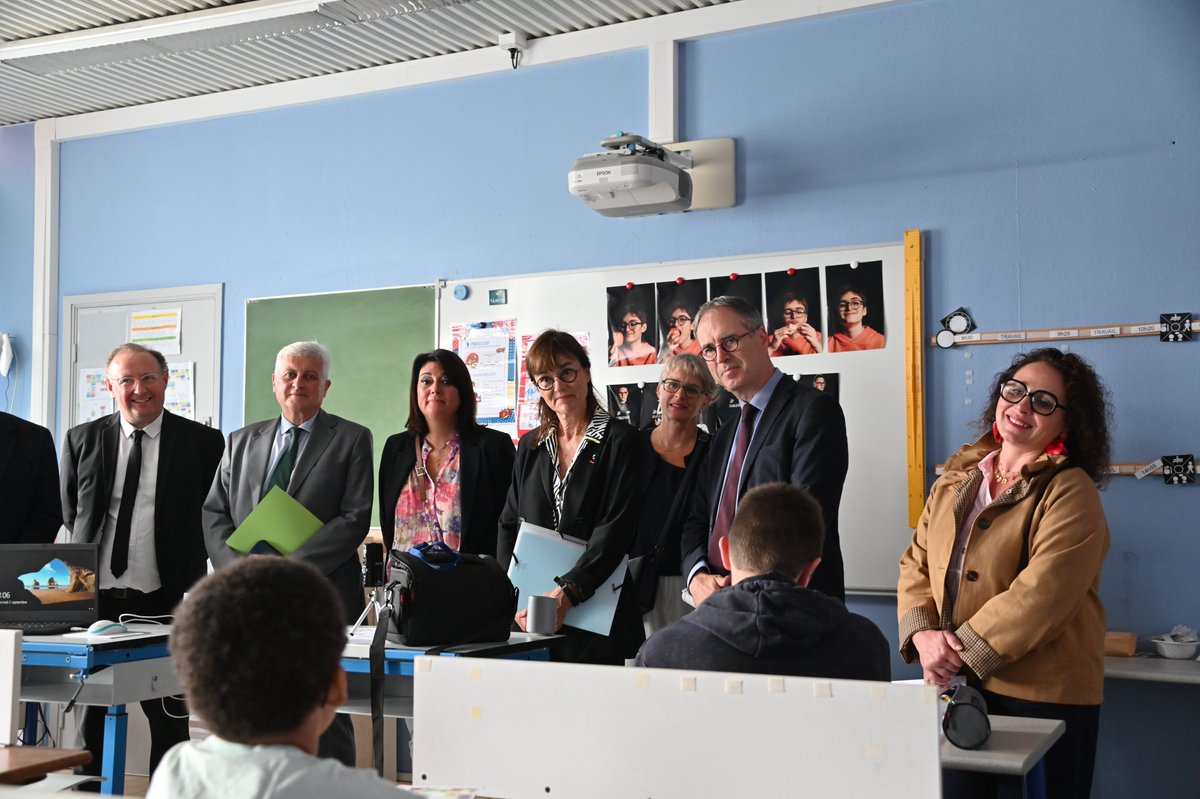 AcLille's tweet photo. 🎒 Une #Rentrée2026 inspirante au collège de l'Esplanade à Saint-Omer !

@sophiebejean et le président @pasdecalais62 ont pu échanger avec les élèves de l'ULIS et découvrir les projets portés notamment par les éco-délégués.

L’inclusion et l’engagement au cœur de l’École ! https://t.co/LURnQxNMdW