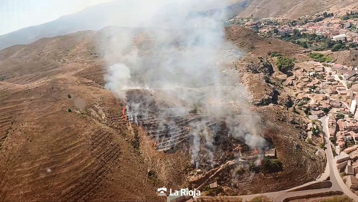 lariojaorg's tweet photo. ⚠️ #IFCervera | Actualización sobre el incendio activo en Cervera.

Superficie afectada: 10 ha. (Pendientes de confirmación)

Medios desplegados:

-3 agentes forestales
-2 unidades de bomberos forestales
-1 autobomba
-Helicóptero Mike Sierra con la cuadrilla helitransportada https://t.co/uMuJqohaw4