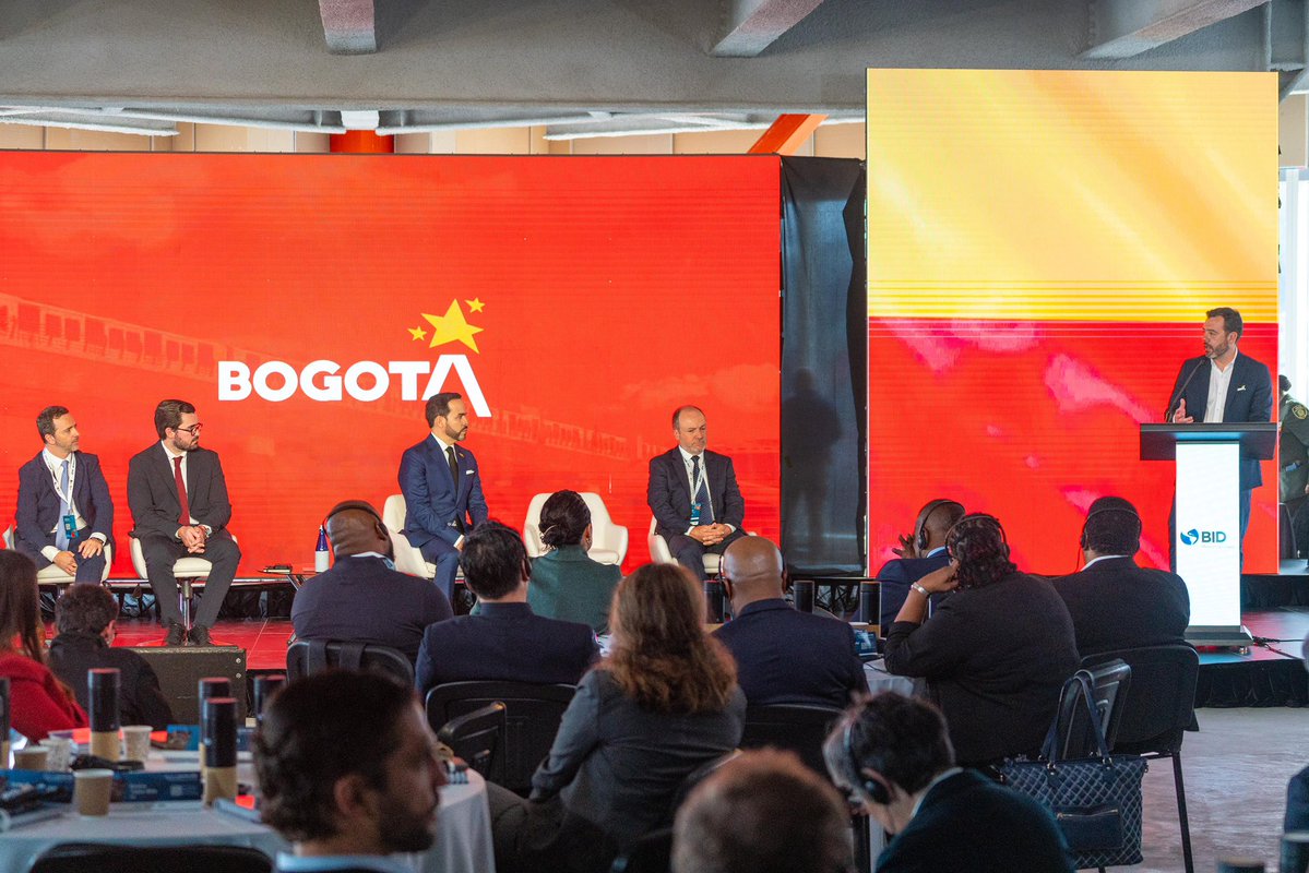CarlosFGalan's tweet photo. Para Bogotá es un honor ser una de las sedes de la reunión de alcaldes de este año de la Red de Ciudades del BID, un espacio para pensar cómo las ciudades generan transformación.

En medio de la emergencia y ante los desafíos del fenómeno de El Niño, este encuentro es más pertinente que nunca.

Las ciudades debemos coordinarnos, compartir experiencias y tener soluciones efectivas listas. Bogotá tiene mucho que aprender de Latinoamérica y también mucho que compartir: desde el Metro y la renovación urbana hasta los avances en política social y seguridad alimentaria.