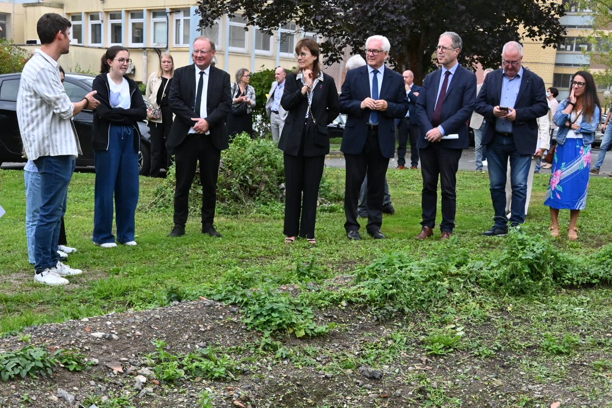 AcLille's tweet photo. 🎒 Une #Rentrée2026 inspirante au collège de l'Esplanade à Saint-Omer !

@sophiebejean et le président @pasdecalais62 ont pu échanger avec les élèves de l'ULIS et découvrir les projets portés notamment par les éco-délégués.

L’inclusion et l’engagement au cœur de l’École ! https://t.co/LURnQxNMdW