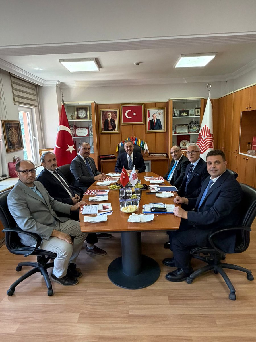 ahusta07's tweet photo. Bursa Vakıflar Bölge Müdürü Sayın Dr. Haluk Yıldız’a iade-i ziyarette bulundum.

Nazik karşılamaları ve samimi sohbetleri için kendilerine teşekkür ediyor, çalışmalarında başarılar diliyorum. https://t.co/CkqaSviI9n