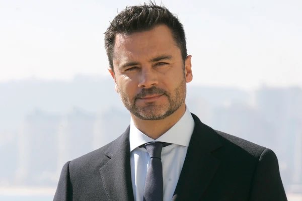 tv_Amaro's tweet photo. No, no tenía “la obligación” de viajar a Juan Fernández ese fin de semana… fue porque se le necesitaba tras el desastre del tsunami. Fue por compromiso y amor hacia su país, más allá de su audiencia. Hoy se le recuerda con inmenso cariño. Un tipazo!! 
Un gran chileno 🇨🇱 https://t.co/jW203MUSSn