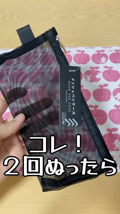 smashmo's tweet photo. 台所で猫たちにカリカリをあげながら、「これからどうしようかな」とぼんやり思ってる。将来のこと、なんとなく焦るけど具体的なプランはなくて。でも、2匹の視線が「もっと遊ぼうよ」と訴えてくるから、それも大事だなと感じたり。不安になる暇もないね、こっちはこっちで大忙しだ。 https://t.co/VqV0U7bNYm