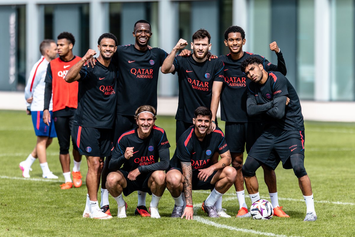 PSG_inside's tweet photo. Les vainqueurs du jour ! 😁💪

🔜 #PSGASM https://t.co/4FVVCALeYt