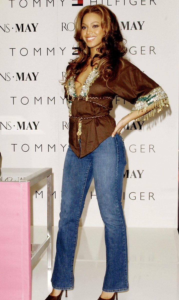 archivalbey's tweet photo. Beyoncé at the True Star Gold perfume launch in Lakewood, CA (2005) https://t.co/4ImtqNEHvk