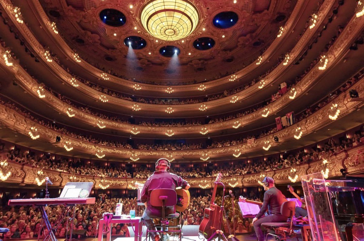 ElNecio_Cuba's tweet photo. Esta fue la respuesta Barcelona ante las convocatorias anticubanas por boicotear los conciertos de Silvio Rodriguez 🇨🇺 SE REPLETÓ TOTALMENTE el Liceu de Barcelona para iniciar la esperada gira 📰 Los medios hoy lo reseñan como el “eterno trovador revolucionario” https://t.co/lWXVCkDGSv