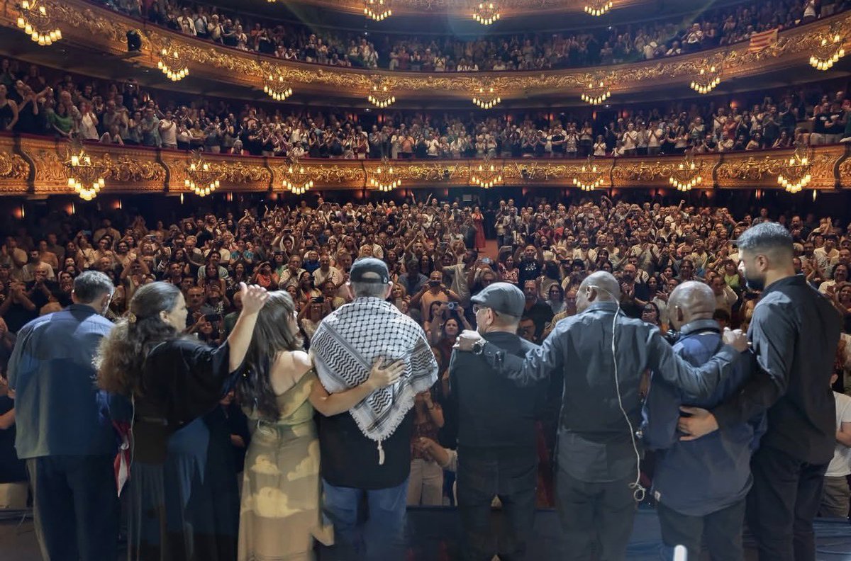 ElNecio_Cuba's tweet photo. Esta fue la respuesta Barcelona ante las convocatorias anticubanas por boicotear los conciertos de Silvio Rodriguez 🇨🇺 SE REPLETÓ TOTALMENTE el Liceu de Barcelona para iniciar la esperada gira 📰 Los medios hoy lo reseñan como el “eterno trovador revolucionario” https://t.co/lWXVCkDGSv