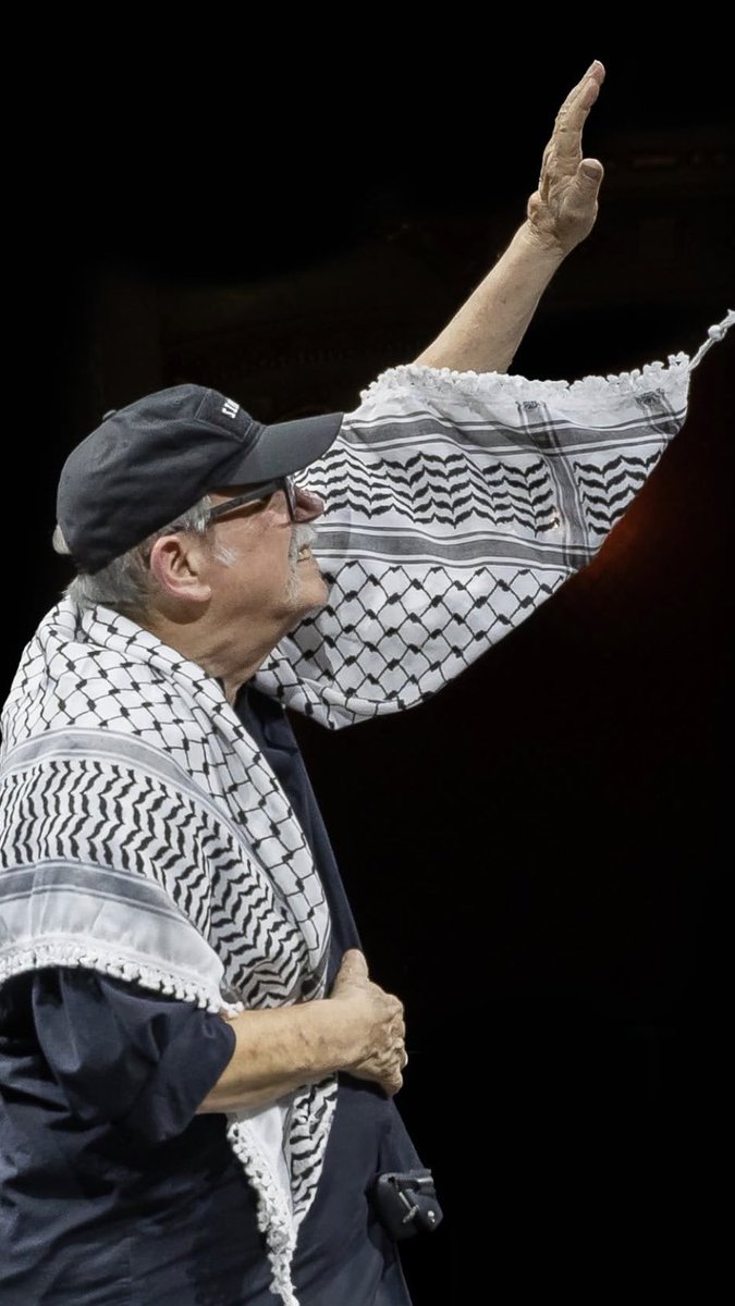 ElNecio_Cuba's tweet photo. Esta fue la respuesta Barcelona ante las convocatorias anticubanas por boicotear los conciertos de Silvio Rodriguez 🇨🇺 SE REPLETÓ TOTALMENTE el Liceu de Barcelona para iniciar la esperada gira 📰 Los medios hoy lo reseñan como el “eterno trovador revolucionario” https://t.co/lWXVCkDGSv