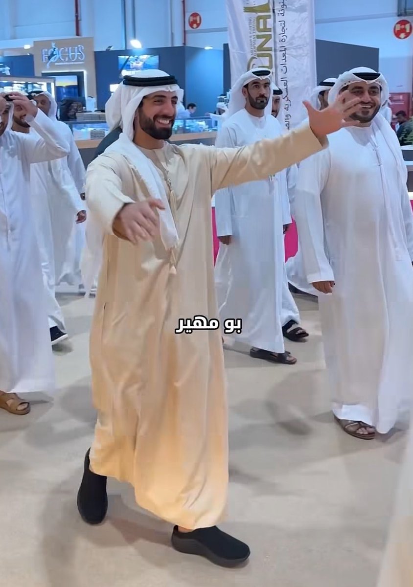 Royal_7amad's tweet photo. الشيخ زايد بن منصور بن طحنون آل نهيان عمري ما شفت له صورة تخلوا من ابتسامة او مقطع يخلوا من التواضع و خفة الروح
يوقر كل من يقف أمامه صغير كان أم كبير 
ما يقول أنا شيخ والناس هي الي تبادر بالسلام علي
دايمًا سباق
وهُنا تُعرف الأصالة
هذا يوم يقولك ناسٍ شيخوا المشيخة مو هي الي تشيخهم https://t.co/lPUrEE28FR