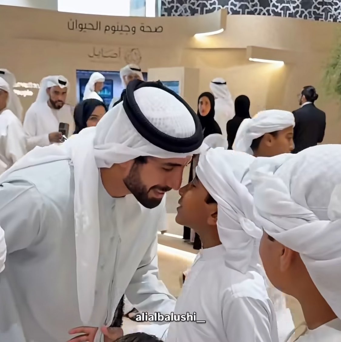 Royal_7amad's tweet photo. الشيخ زايد بن منصور بن طحنون آل نهيان عمري ما شفت له صورة تخلوا من ابتسامة او مقطع يخلوا من التواضع و خفة الروح
يوقر كل من يقف أمامه صغير كان أم كبير 
ما يقول أنا شيخ والناس هي الي تبادر بالسلام علي
دايمًا سباق
وهُنا تُعرف الأصالة
هذا يوم يقولك ناسٍ شيخوا المشيخة مو هي الي تشيخهم https://t.co/lPUrEE28FR